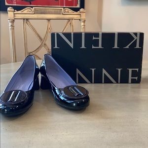 NWT ANNE KLEIN CUPCAKE PUMP • BLACK PATENT LEATHER